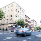 Lugar en el que fue apuñalada la víctima, que cayó de la acera y quedó sobre el asfalto, junto a la señal del bus. F., OTERO PERANDONES