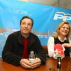 Pedro Muñoz y Mar González, ayer en la sede del PP en Ponferrada.