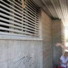 Una vecina indica el lugar por donde alguien pudo introducir un objeto incendiario.