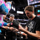 Pau Gasol firma un autógrafo a un seguidor antes del partyido contra los Chicago Bulls.