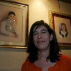 Ana Campesino posa delante de dos retratos de niños