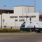 Entrada a la cárcel leonesa de Villahierro. MARCIANO PÉREZ