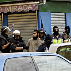 Agentes del Cuerpo Nacional de Policía trasladan al jefe de la célula detenido en Melilla.
