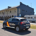 Un coche de la Policía Nacional circula en las inmediaciones del albergue de peregrinos donde se han producido los robos.