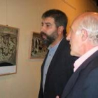 El artista, con el alcalde de Villablino, Guillermo Murias