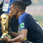 Kylian Mbappé besando la Copa del Mundo conquistada en Rusia /