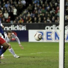 El delantero argentino del Atlético Sergio «Kun» Agüero marca el 0-1 contra el Rosenborg