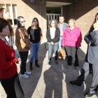 El alcalde, Carlos López Riesco, con la directora y los voluntarios del programa.