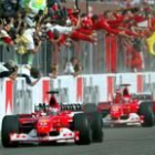 Pilotos y auxiliares celebran el nuevo título del «Cavallino Rampante»