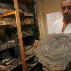 El leonés José Vicente Casado mostrando uno de los fósiles.