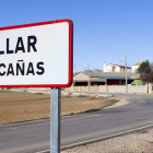 Un cartel indica la llegada a Villar de Cañas.