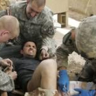 Soldados americanos atienden a un joven iraquí herido durante un tiroteo en Bagdad