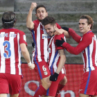 Los jugadores del Atlético celebran el segunto tanto. JUAN HERRERO