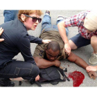 Ciudadanos ayudan a una de las víctimas del tiroteo, el domingo en Nueva Orleans.