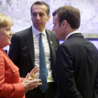 El presidente francés, Emmanuel Macron (d), el canciller federal austríaco, Christian Kern (c), y la canciller alemana, Angela Merkel (i), conversan durante un descanso de la Cumbre de la UE.