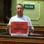 El diputado Joan Baldoví enseña un cartel a favor del indulto de la tuitera Cassandra Vera.
