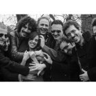 La cantante Sandra Lusquiños con los integrantes del grupo asturiano Alexandra in Grey.
