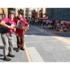 El grupo Debote Enbote actuó ayer en la plaza de la Catedral.