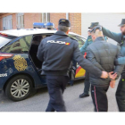 Momento de la detención del sospechoso, que fue enviado a prisión a continuación por matar a su madre. MINISTERIO DEL INTERIOR