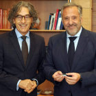 Santiago Mena y Carlos Pollán, con la memoria. RUBÉN CACHO
