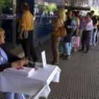 Muchos desocupados argentinos hicieron cola ante los bancos para luego vender su puesto