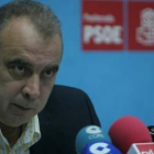 Giménez, ayer en la sede del PSOE de Ponferrada.