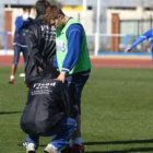 El fisioterapeuta de la Deportiva atiende a Mandi en el entrenamiento de ayer.
