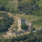 El castillo de Corullón, en un paraje de gran belleza, es la imagen de la bodega y también sede social de Valdecarreño.