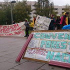 Los brigadistas de Tabuyo ante la sede de Tragsa en León.