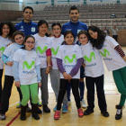 Un grupo de niñas posa después del partido con dos de los jugadores del Inter Movistar.