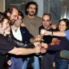 El equipo de «Los lunes al sol», del realizador Fernando León, en el centro, celebran su triunfo