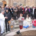 Los fieles fueron pasando en fila con sus mascotas para que éstas recibieran la bendición