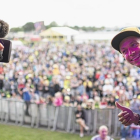 Valentino Rossi bromea con un cámara de TV en la subasta, en beneficio de la ONG de los pilotos, organizada en Silverstone, el pasado jueves