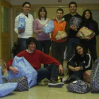 Representantes de Juventudes Socialistas, en el acto de entrega de los juguetes a los niños