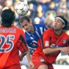 El atlético José Mari (derecha) y Pernia (centro) luchan por el balón