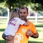 Sergio González, hermano de Rocío González, con su sobrina en brazos, recuerda a su hermana