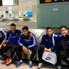 Los jugadores de la Deportiva esperan sus equipajes en el aeropuerto barcelonés de El Prat.