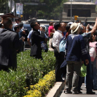 Habitantes de Ciudad de México, tras la evacuación.