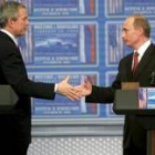 Bush y Putin se estrechan la mano tras la conferencia de prensa en Bratislava