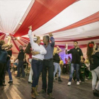 Varias parejas bailan en el interior de una de las casetas de la Feria de Abril, en la edición del 2015.