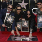 Los miembros de Maná, Sergio Vallín, Juan Calleros, Álex González y Fher Olvera, ante su estrella en el Paseo de la Fama de Hollywood.