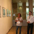 Jorge Solana en la inauguración de su exposición acompañado por autoridades y familiares.