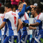 Los jugadores de la Deportiva celebran el gol de Acorán que significó la victoria ante el Llagostera. L. DE LA MATA