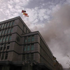 Los bomberos acceden al siniestro por un portal aledaño al Ayuntamiento de León