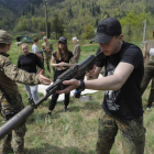 Los militares entrenan a civiles en el uso del armamento. MYKOLA TYS