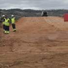 Obras para construir el primer paso elevado que salvará la vía del AVE en la León-La Robla, a la altura de Lorenzana. RAMIRO