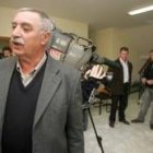 José Estalote, tras presentar la moción de censura; al fondo dos portavoces del PP e IU en Garrafe