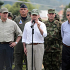 El ministro de Defensa, Pinzón, el presidente Santos y el gobernador del Cauca, González.