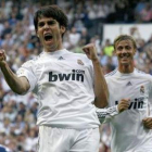 El brasileño del Madrid Kaká celebra su gol en presencia de su compañero Guti.