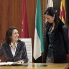 Josefa García Cirac firma en el libro de honor del parlamento gallego tras asistir a una reunión con sus homólogos.